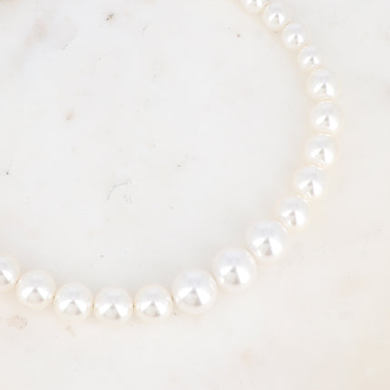 Collier Thereshi - perles en résine blanche rondes