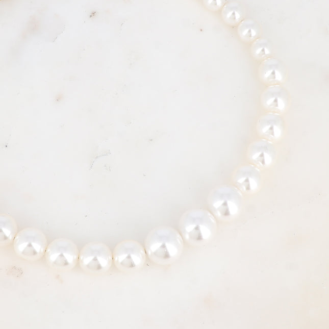 Collier Thereshi - perles en résine blanche rondes