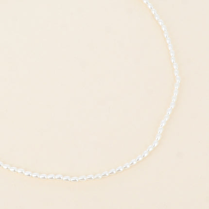 Collier Hanae - ras de cou, fines perles en résine blanche