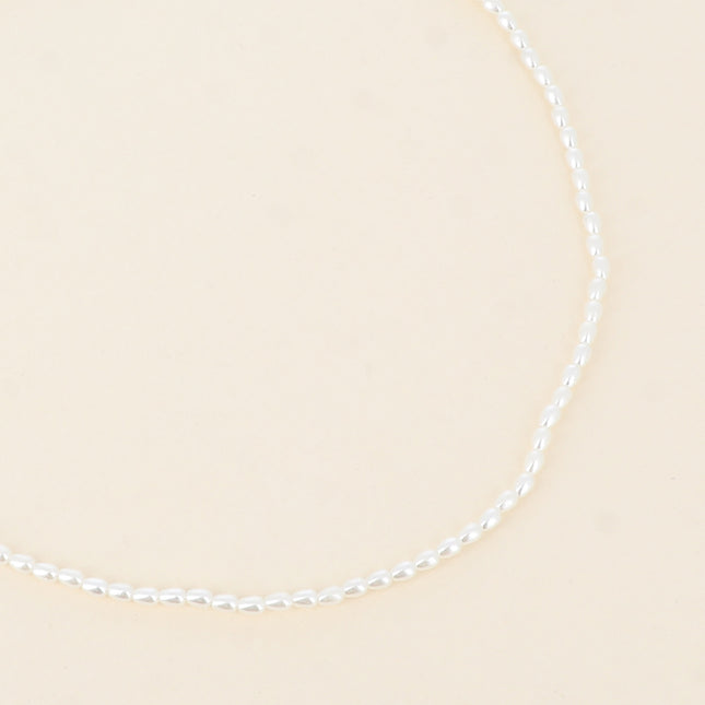 Collier Hanae - ras de cou, fines perles en résine blanche