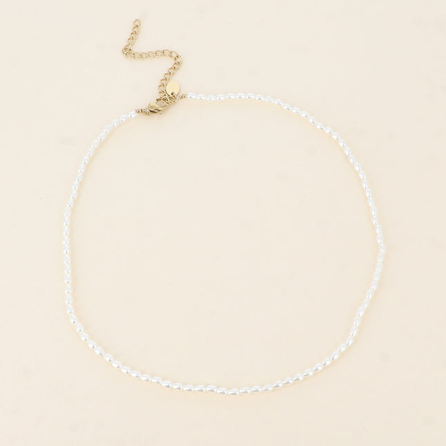 Collier Hanae - ras de cou, fines perles en résine blanche