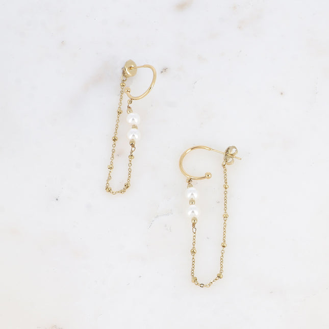 Créoles Tamsin - chaîne pendante avec boules et perles de résine blanche accrochée au fermoir papillon