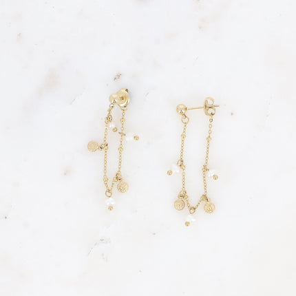 Boucles pendantes Clarissa - chaîne pendante avec perles d'eau douce accrochée au fermoir papillon