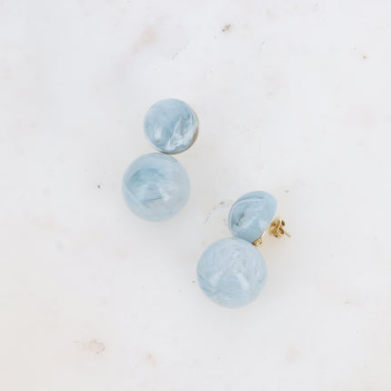 Boucles pendantes Kenzah - deux acétates, demi boule et boule pendante