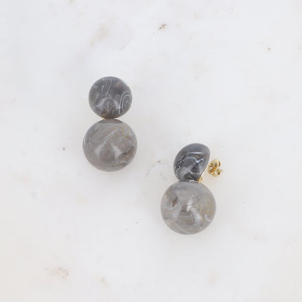 Boucles pendantes Kenzah - deux acétates, demi boule et boule pendante