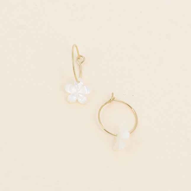 Mini créoles - petite fleur de cerisier nacrée