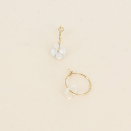 Mini créoles - petite fleur à 4 pétales nacrée