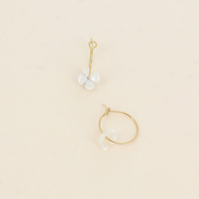 Mini créoles - petite fleur à 4 pétales nacrée