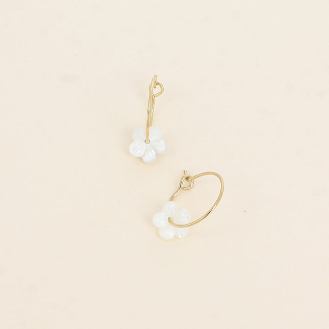 Mini créoles - petite fleur à 5 pétales nacrée