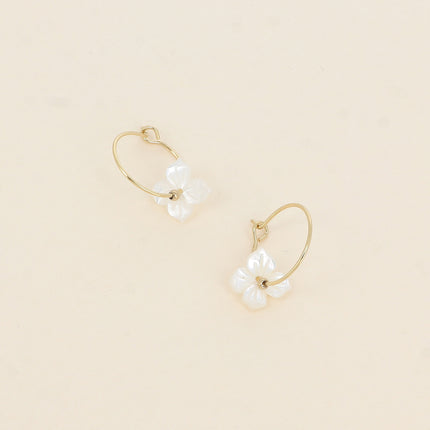 Mini créoles - petite fleur à 4 pétales nacrée