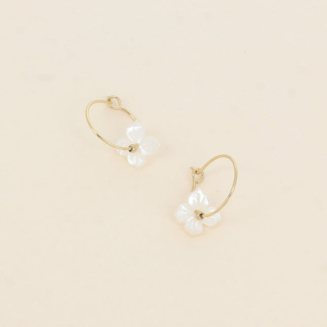 Mini créoles - petite fleur à 4 pétales nacrée