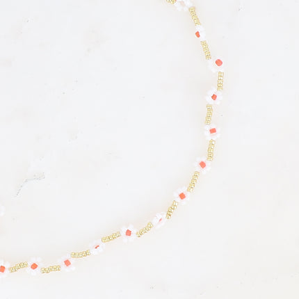 Collier - sur fil avec fleurs en perles rocailles