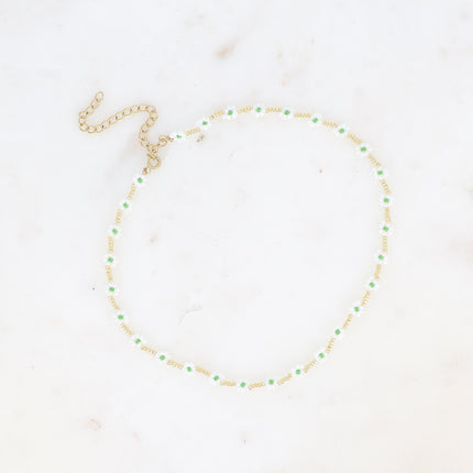 Collier - sur fil avec fleurs en perles rocailles
