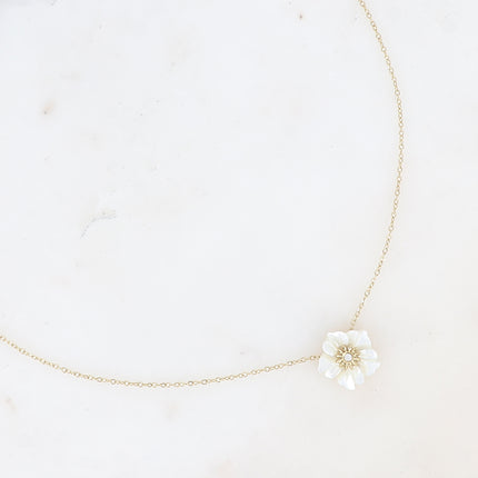 Collier Elfie - fleur nacrée et petit cristal