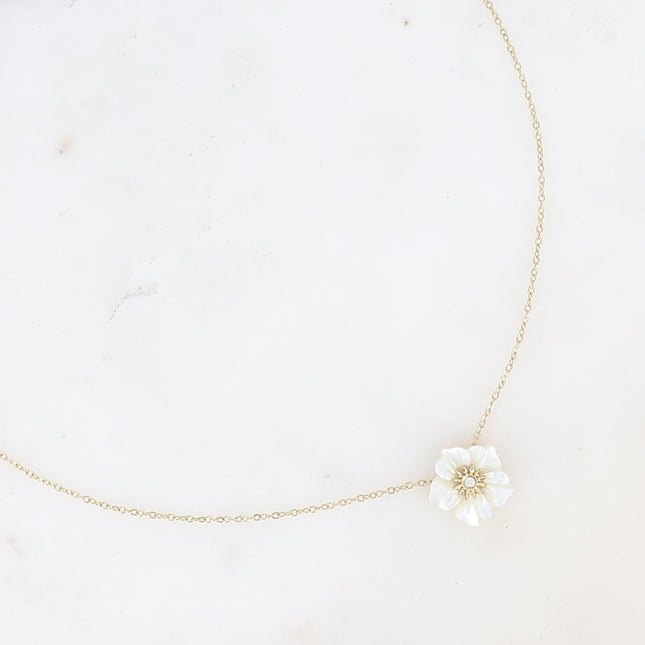 Collier Elfie - fleur nacrée et petit cristal