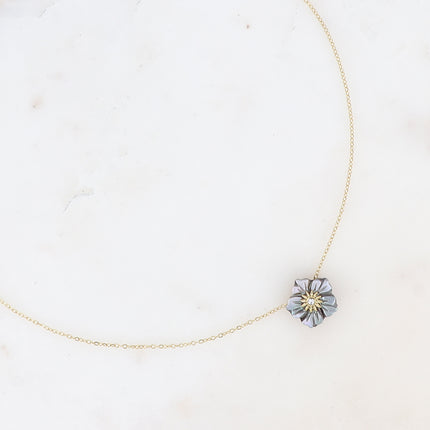 Collier Elfie - fleur nacrée et petit cristal