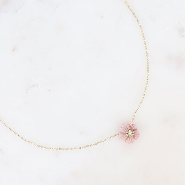 Collier - fleur nacrée et petit cristal