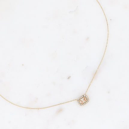 Collier - cristal rectangulaire embelli avec des petits oxydes de zirconium