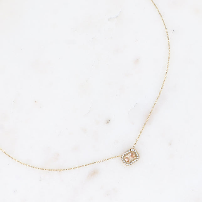 Collier - cristal rectangulaire embelli avec des petits oxydes de zirconium