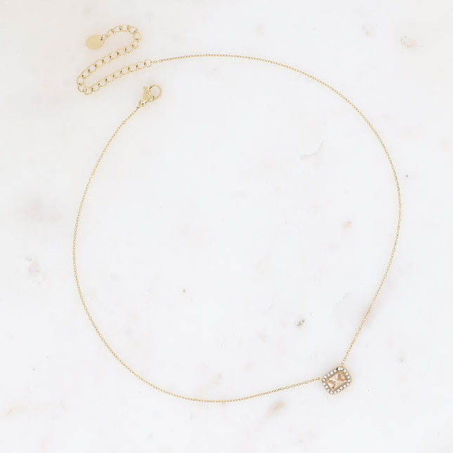 Collier - cristal rectangulaire embelli avec des petits oxydes de zirconium