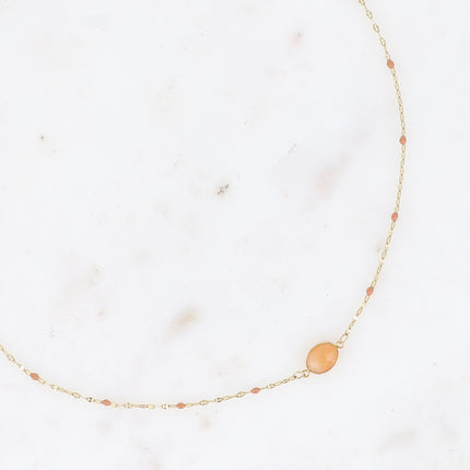 Collier Noelynn - chaîne émaillée, maille café de grain, pierre naturelle ovale