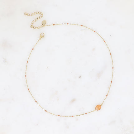 Collier Noelynn - chaîne émaillée, maille café de grain, pierre naturelle ovale