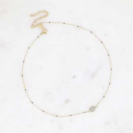 Collier Noelynn - chaîne émaillée, maille café de grain, pierre naturelle ovale