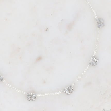 Collier sur fil Zéna - ras de cou, perle de résine blanche et noeuds papillon