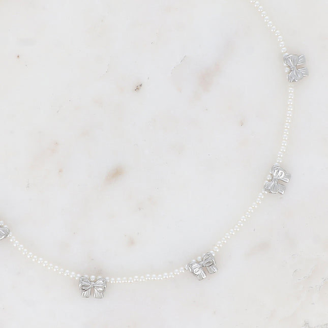 Collier sur fil Zéna - ras de cou, perle de résine blanche et noeuds papillon
