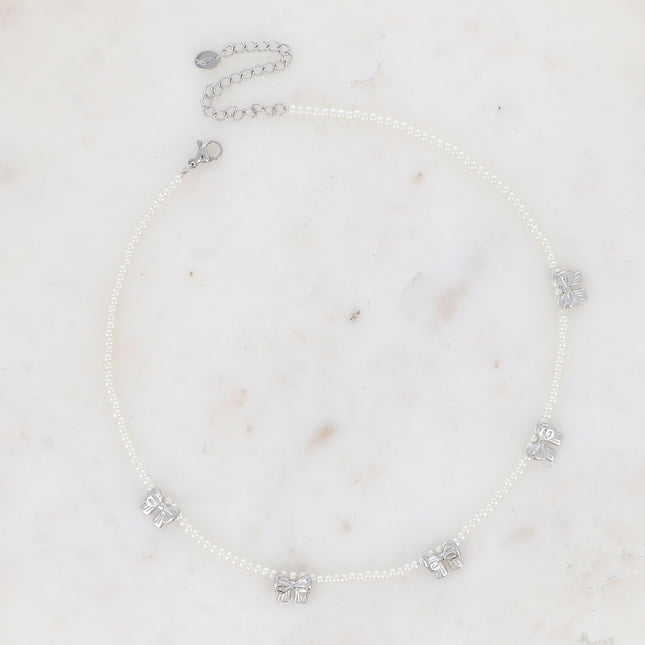Collier sur fil Zéna - ras de cou, perle de résine blanche et noeuds papillon