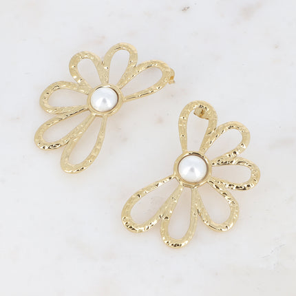 Boucles puces - demi fleur martelée et cabochon en résine blanche