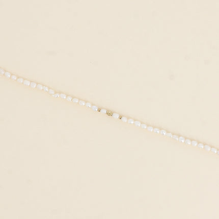 Bracelet sur cordon - perles d'eau douce 3 mm