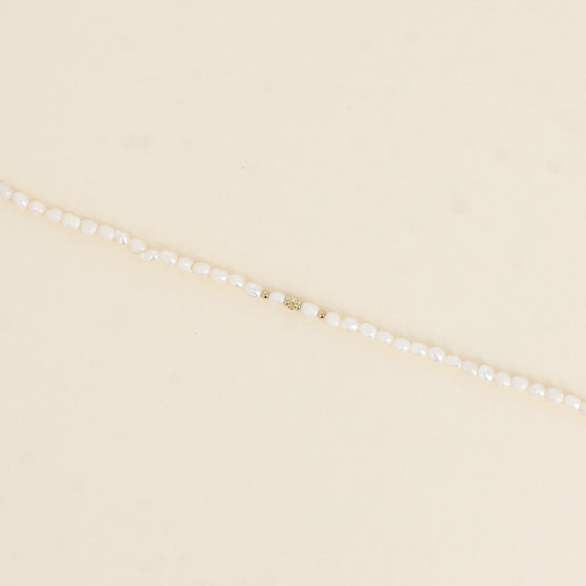 Bracelet sur cordon - perles d'eau douce 3 mm