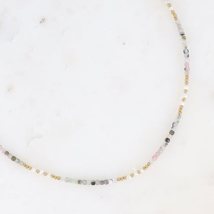 Collier sur câble - perles en acier, perles d'eau douce et pierres naturelles cubiques