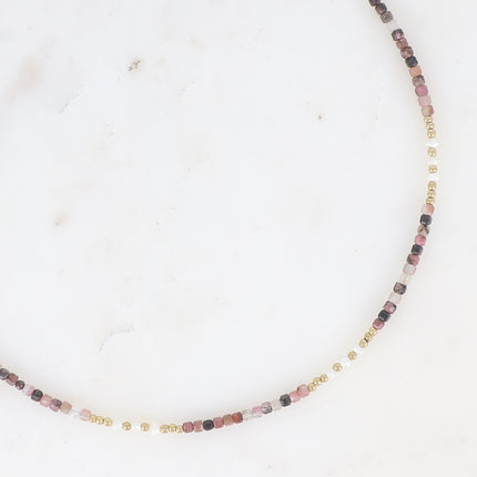 Collier sur câble - perles en acier, perles d'eau douce et pierres naturelles cubiques
