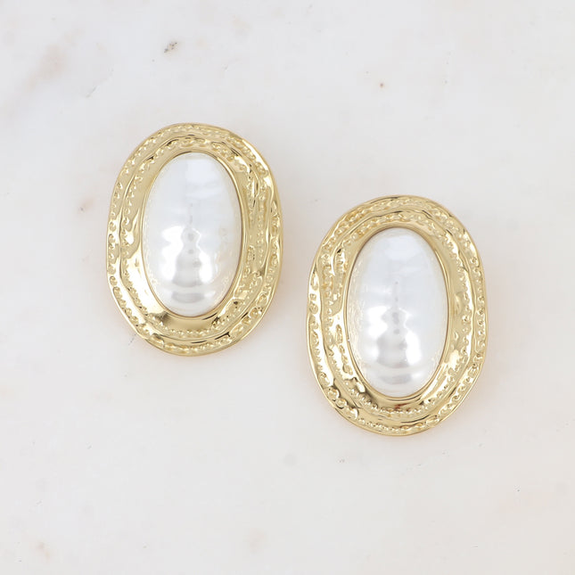 Boucles puces Ruth - gros cabochon en acétate coloré sur pièce aux contours martelés
