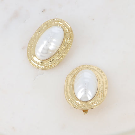 Boucles puces Ruth - gros cabochon en acétate coloré sur pièce aux contours martelés