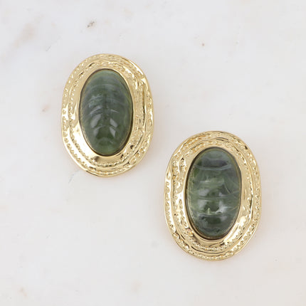 Boucles puces Ruth - gros cabochon en acétate coloré sur pièce aux contours martelés