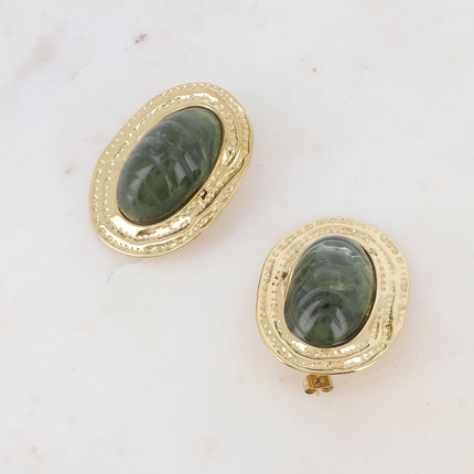 Boucles puces Ruth - gros cabochon en acétate coloré sur pièce aux contours martelés