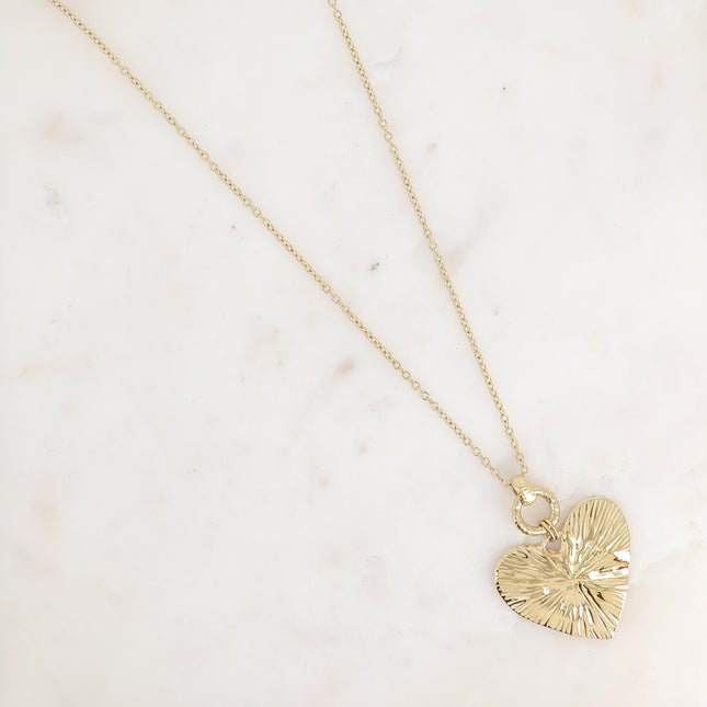 Sautoir - pendentif gros coeur aux lignes gravées