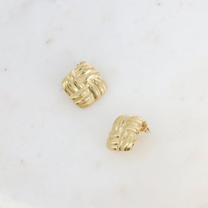 Boucles puces Clotilde- petit carré avec effet damier tressé