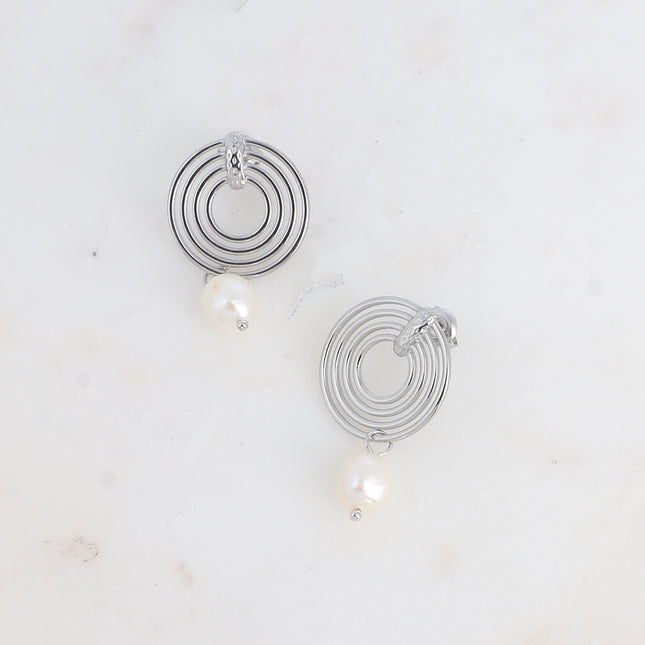Boucles pendantes - 4 anneaux ronds ajourés et perle d'eau douce