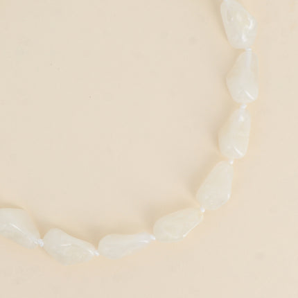Collier sur cordon - morceaux de résine colorée