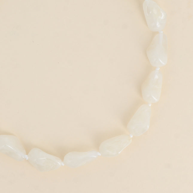 Collier sur cordon - morceaux de résine colorée
