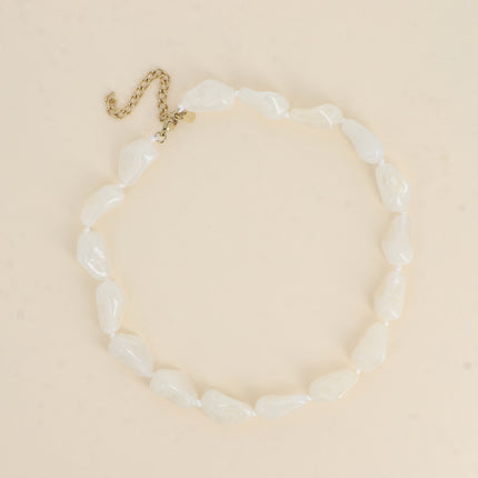 Collier sur cordon - morceaux de résine colorée