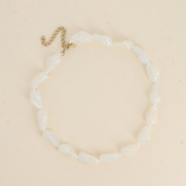 Collier sur cordon - morceaux de résine colorée