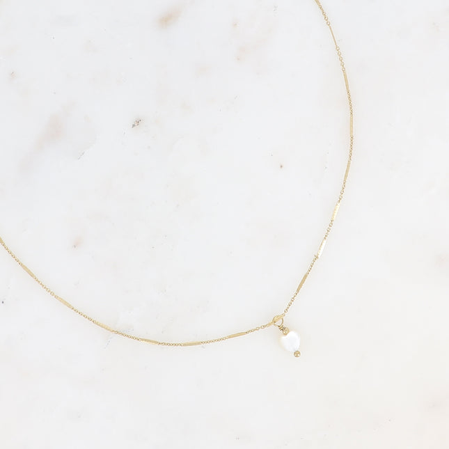 Necklace - alternating flat links and pearly resin heart pendant