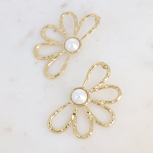 Boucles puces XL - grande demi fleur martelée et cabochon en résine blanche