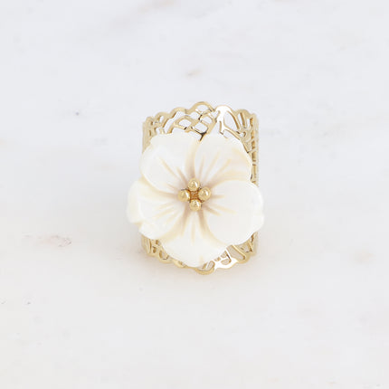 Bague large Blandina - anneau motif feuillage ajouré et pièce florale nacrée