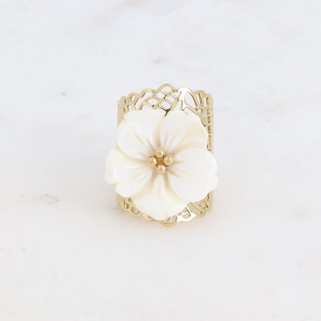 Bague large Blandina - anneau motif feuillage ajouré et pièce florale nacrée